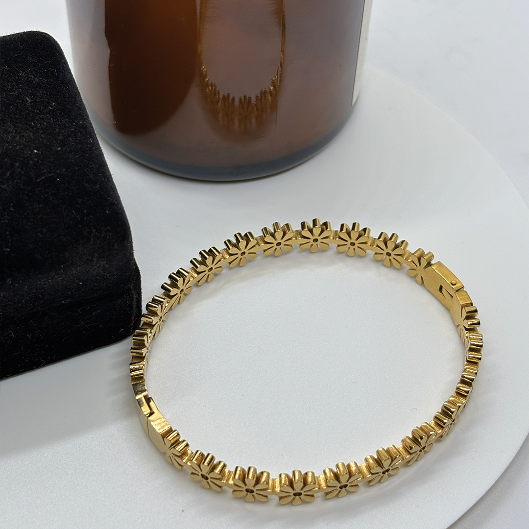 Eternal Daisy Flower Bangle
