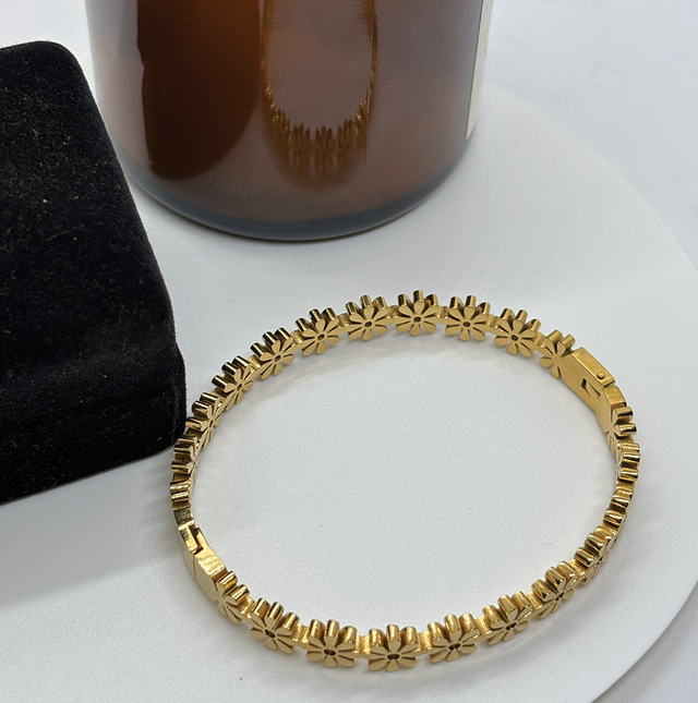 Eternal Daisy Flower Bangle