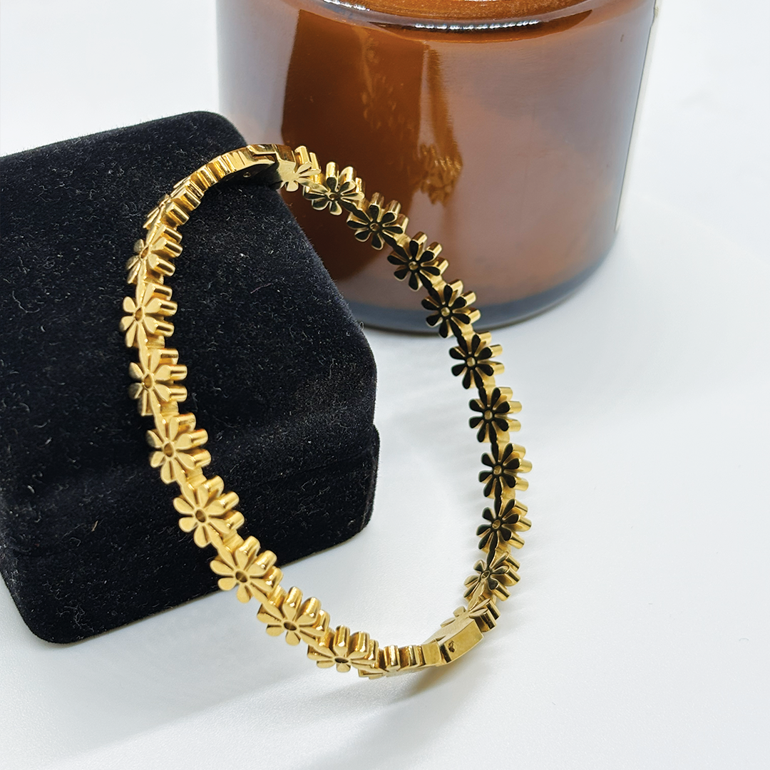 Eternal Daisy Flower Bangle