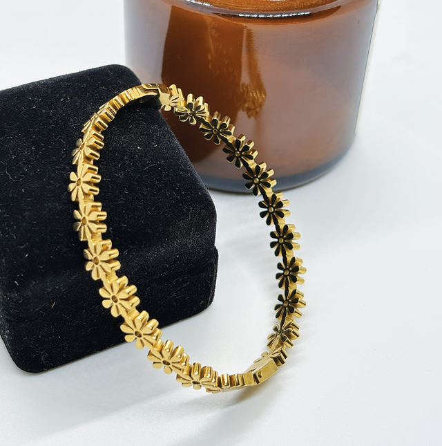 Eternal Daisy Flower Bangle